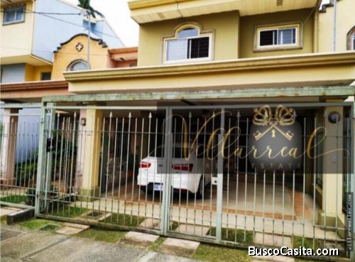 V#77  Hermosa casa en venta ubicada en Ciudad Colón en condominio. 