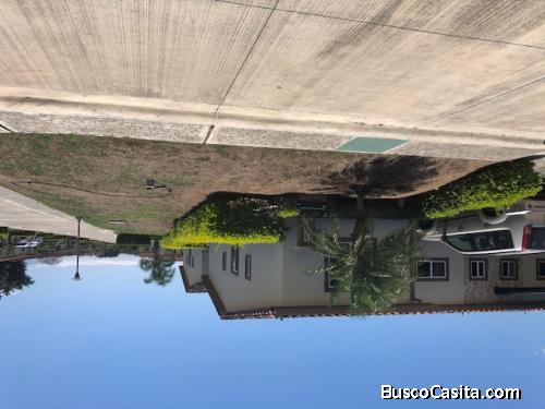 Se vende hermosa casa semi amoblada en Valle Escondido