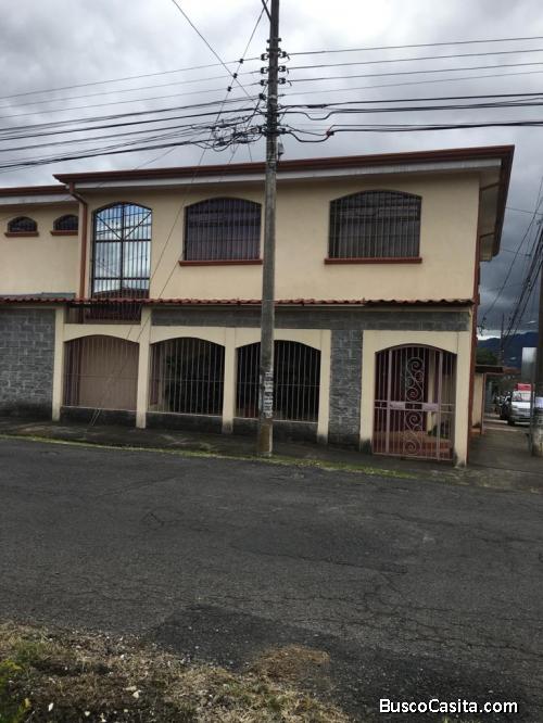 Dueño vende!! Casa grande de dos plantas en Santo Domingo centro.