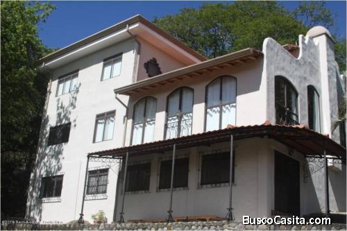 RAH OFC #20-2200 casa en venta en Santa Ana