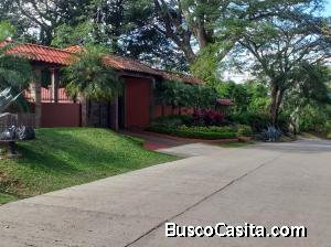 RAH OFC #20-93. BELLISIMA CASA EN VENTA. SANTA ANA