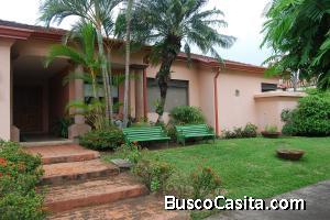 bellisima casa, en santa Ana lindora