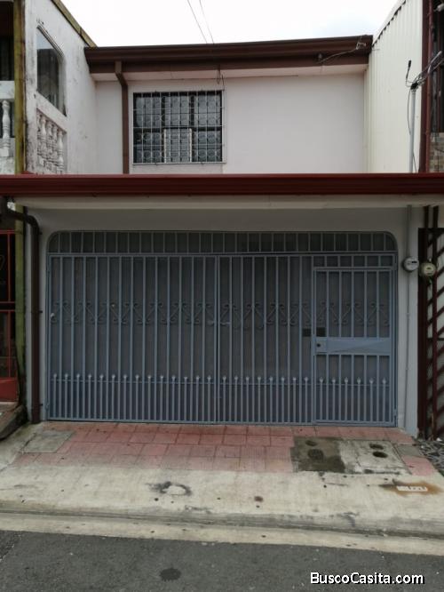 Se vende casa. La Aurora de Heredia. 3 Habitaciones con closet. Cochera. Patio. 