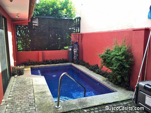 Casa de 186 m2, Piscina Propia, Condo en las colinas de Escazu