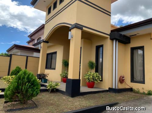 Casa en Residencial El Bosque, la Garita de Alajuela 