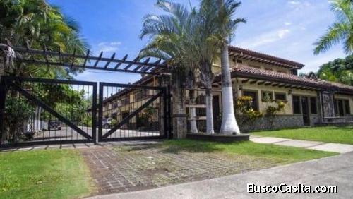  Hermosa Casa en Venta en Condominio Villas del Mar.