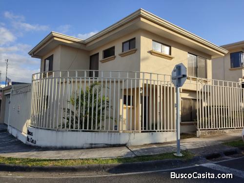 PRECIO REBAJADO – VENTA de Amplia casa ESQUINERA en Condominio dentro de residencial – Guachipelín