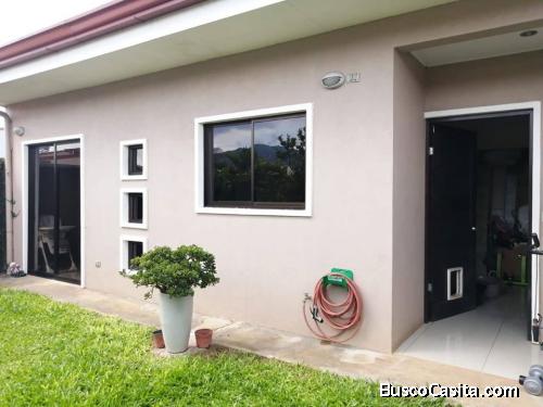 Casa preciosa y en una ubicación segura a menos de un minuto del centro de Palmares, amenidades