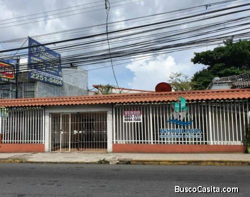Casa desamparado en calle principal centro