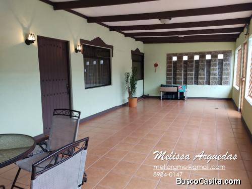OPORTUNIDAD - Se vende - Casa amplia y RENOVADA con hermosa terraza y jardín trasero - Pavas