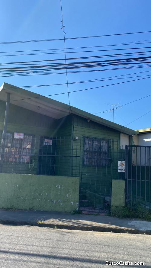 Lote con casa de madera construida en 1963.
