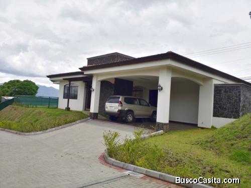 Casa En Venta En San Isidro Heredia Costa Rica, 4 Hab. 