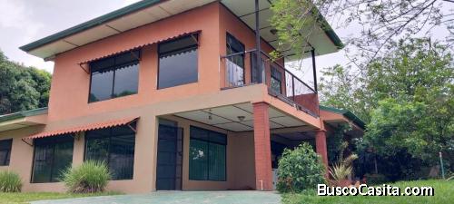 BELLÍSIMA PROPIEDAD Y CASA CASI EN EL CENTRO DE ATENAS.