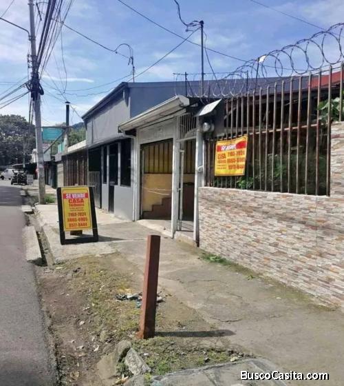Dueño vende propiedad con casa y apartamento en zona comercial de Desamparados