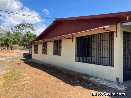 LINDA CASA Y PROPIEDAD EN ATENAS. 