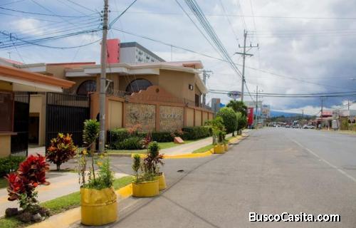 Se vende amplia casa en Condominio Real Las Gladiolas