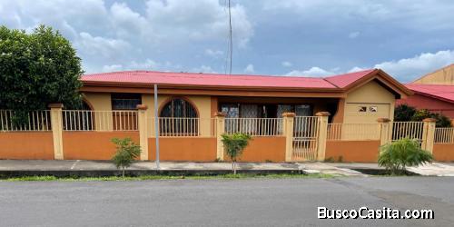 GRANDE Y BELLA PROPIEDAD Y CASA EN ATENAS. 