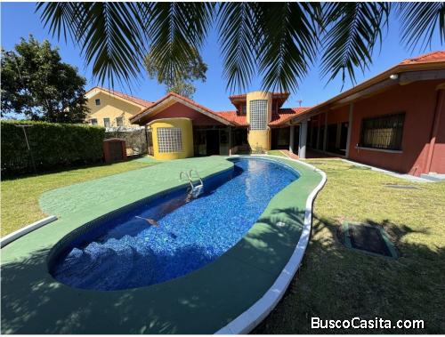 Hermosa casa con amplias zonas verdes y piscina, Santo Domingo 2,668mts2