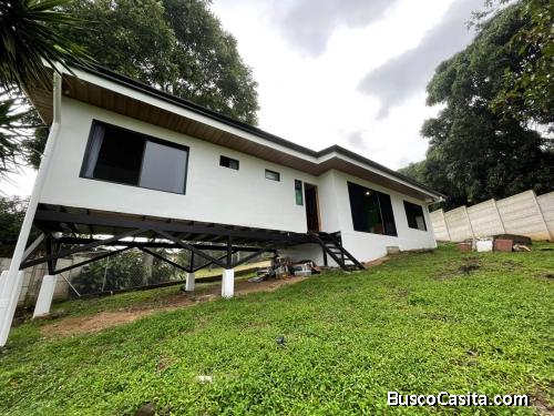 ESTRENE SU CASA EN ATENAS