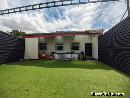 Casa con terraza y local comercial