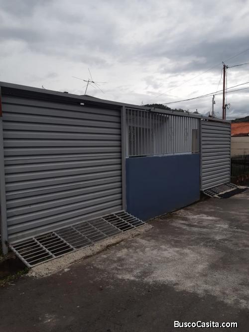 BELLA CASA EN LOS ÁNGELES DE ATENAS. 