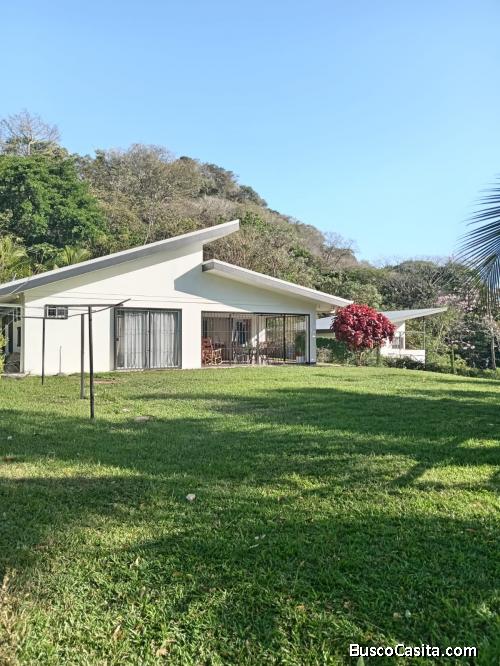 SE VENDE BELLA PROPIEDAD Y CASA EN MERCEDES, ATENAS. 