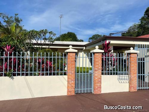 Encantadora Casa Renovada en el Corazón de Atenas: Ideal para Vivir o Invertir 