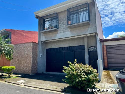 Venta de amplia casa en la Uruca
