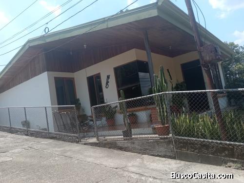 DE OPORTUNIDAD BELLA CASA EN RÍO GRANDE DE ATENAS. 