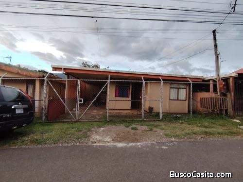 EN VENTA:HOGAR ACOGEDOR CON COCHERA Y SERVICIOS LISTOS