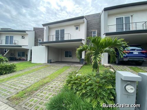 Venta de Casa Moderna con Patio en Guachepilen, Escazú  Mls. 25-1578 OFC JB