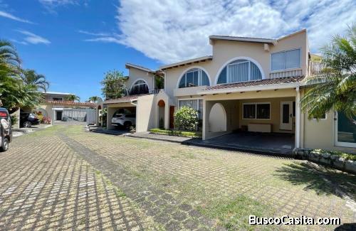 Venta de Amplia y Moderna Casa en Escazú  Mls. 25-1873 OFC JB