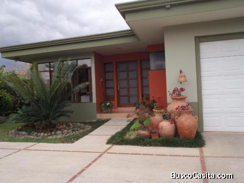Venta de Casa Independiente de Lujo en Guachipelín, Escazú  Mls. 24-1294 OFC JB