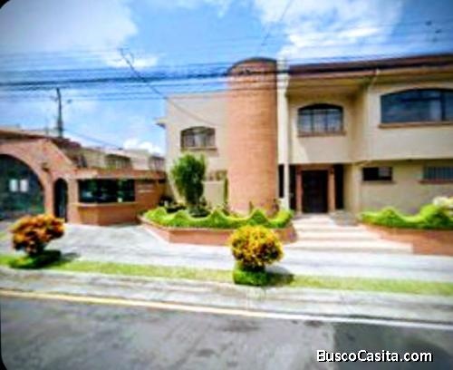 SE VENDE BELLA CASA EN TIBÁS, SAN JOSÉ. 