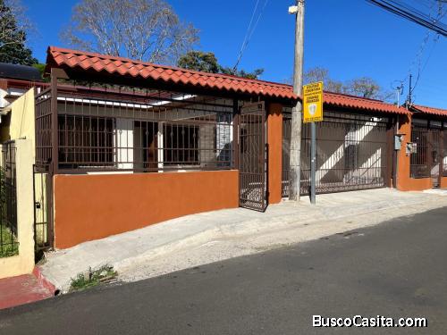 SE VENDE BELLA PROPIEDAD Y CASA NUEVA EN ATENAS. 