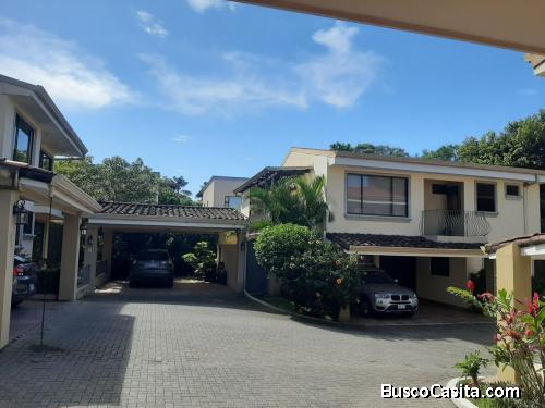 Elegancia Contemporánea: Casa Impecable en Condominio Privado de solo 5 Unidades