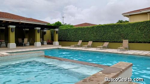 Elegancia y Confort en Condominio Almería: Residencia con Jardín Privado y BBQ