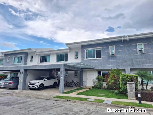 Lujo y Privacidad en Santa Ana: Casa de 4 Suites + Oficina y Jardín