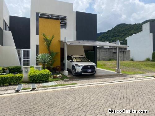 Vida Familiar y Confort: Casa con Techos Altos y Amenidades Deportivas