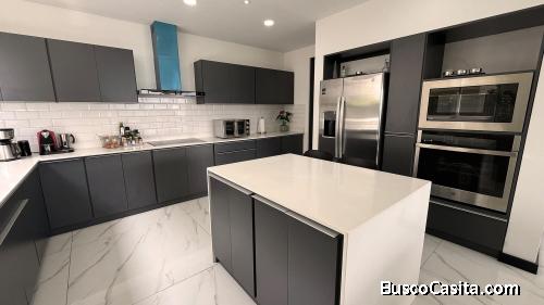 Arquitectura de Vanguardia: Casa con Vistas al Valle, Piscina y Cocina Gourmet