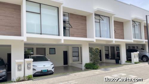 Oportunidad Llave en Mano: Casa Moderna con Deck y Línea Blanca en Escazú