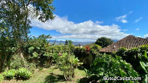 Refugio con Vista y Potencial de Airbnb: Casa de 220 m² en San Antonio de Escazú