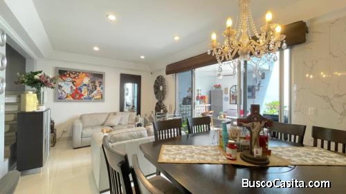 Amplitud y Confort: Casa de 220m2 con Oficina, Ático y Terraza con Bar