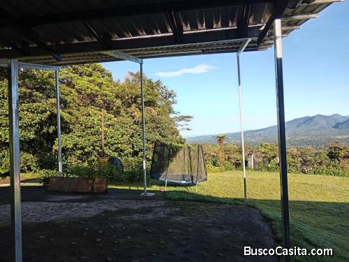 BELLÍSIMA PROPIEDAD Y CASA EN VÁSQUEZ DE CORONADO. 