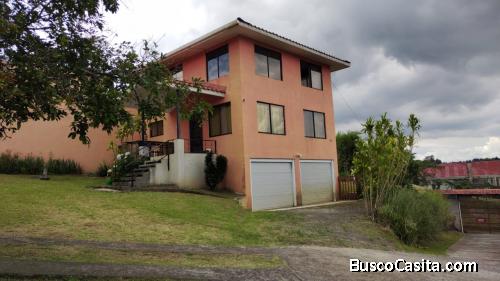 BELLA PROPIEDAD CON 3 CASAS Y APARTAMENTO EN HEREDIA. 