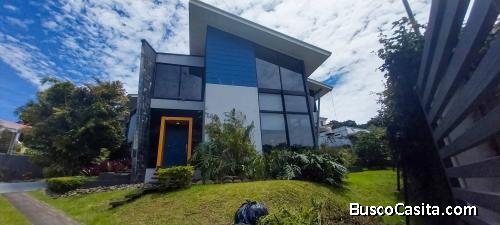 Hermosa casa en las montañas de San Isidro de Heredia, 637 mtrs2