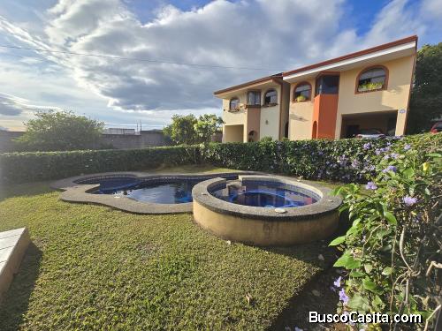 SE VENDE CASA COLONIAL MODERNA CON OFICINA INDEPENDIENTE Y UBICACION ESTRATEGICA EN HEREDIA