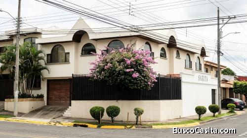 Casa esquinera en Trejos Montealegre, Escazú — Uso mixto residencial y comercial