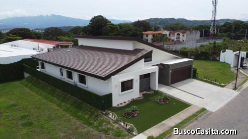 Venta de Moderna y Estraordinaria Casa en Santa Ana  Mls. 26-713 OFC JB