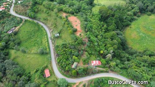 VENTA DE FINCA DE 8.1 HA CON DOS CASAS Y FRENTE DE RIO EN LAS MESAS, PEREZ ZELEDON